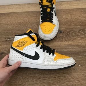 air jordan women's mid se white and university gold 'perforated' 2021 sneakers